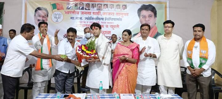 कोल्हापूर येथील विमानतळासाठी 280 कोटी रुपये देणार असल्याचे त्यांनी सांगितले.