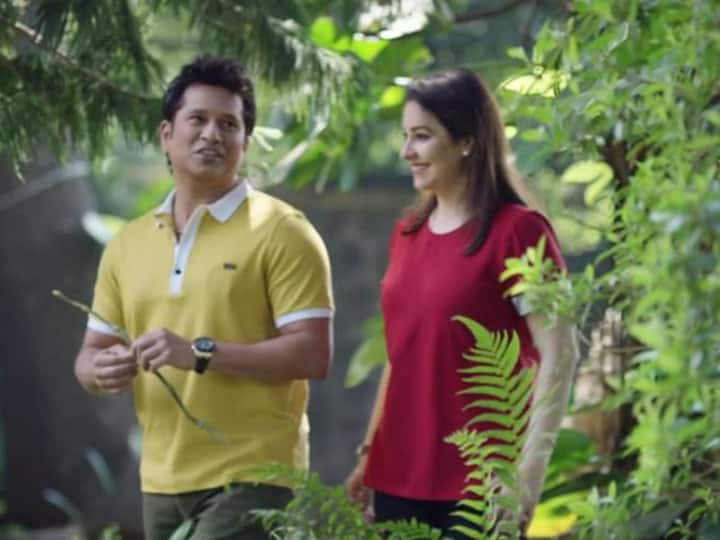 सचिन ने विग और नकली मूंछ लगाने के साथ गोल चश्मा पहनकर अंजलि और अपने कुछ दोस्तों के साथ फिल्म देखने के लिए थिएटर पहुंचे. लेकिन वहां पर भीड़ में अधिक होने की वजह से किसी का हाथ लगने से सचिन का चश्मा गिर गया. जिसे उठाने के लिए जब वह नीचे झुके तो उसी समय उनकी विग भी गिर गई. (फोटो सोर्स – सोशल मीडिया)