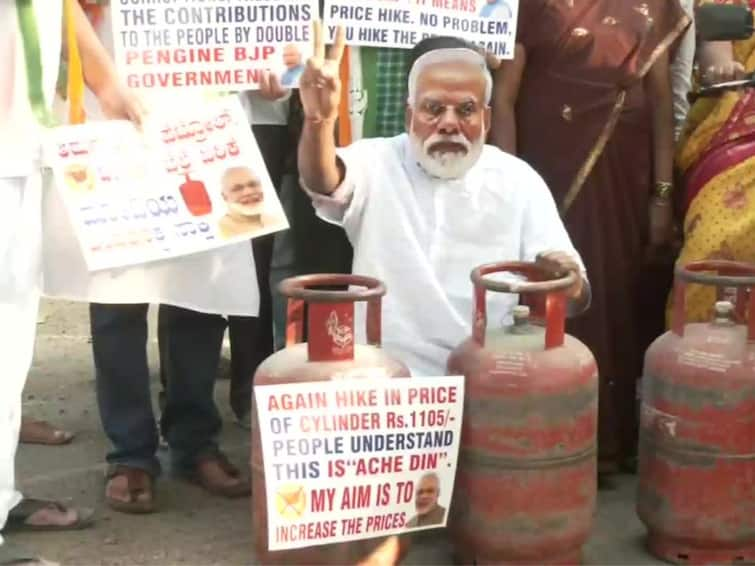 Bengaluru: Youth Congress Stages Protest Against Price Rise Of LPG Cylinders Bengaluru: Youth Congress Stages Protest Against Price Rise Of LPG Cylinders