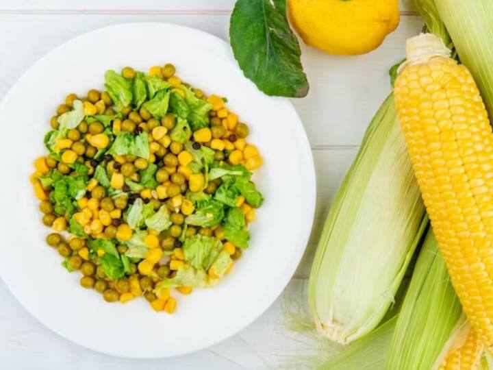 इसके बाद सब्जियों को धोकर काट लें. फिर एक बड़ा कटोरा लें और उसमें नींबू का रस, मसाले और जैतून डालकर मिश्रण को फेंट लें.