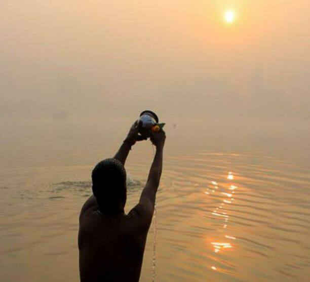 દરરોજ સૂર્યદેવને પ્રાર્થના કરો અને કરજમુક્તિ માટે પ્રાર્થના કરતા રહો. તમારા બેડરૂમને ઘરની પશ્ચિમ દિશામાં રાખો.