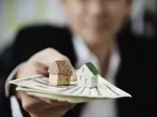 ਮਾਰਚ ਦਾ ਮਹੀਨਾ ਸ਼ੁਰੂ ਹੋਣ ਨਾਲ ਬੈਂਕਾਂ ਤੋਂ ਕਰਜ਼ਾ ਲੈਣ ਵਾਲੇ ਗਾਹਕਾਂ ਨੂੰ ਝਟਕਾ ਲੱਗ ਸਕਦਾ ਹੈ ਕਿਉਂਕਿ ਕਈ ਬੈਂਕਾਂ ਨੇ ਆਪਣੇ ਕਰਜ਼ੇ ਦੀਆਂ ਵਿਆਜ ਦਰਾਂ ਵਧਾਉਣ ਦਾ ਫੈਸਲਾ ਕੀਤਾ ਹੈ। ਇਸ ਵਿੱਚ ਪੰਜਾਬ ਨੈਸ਼ਨਲ ਬੈਂਕ ਅਤੇ ਬੰਧਨ ਬੈਂਕ ਵਰਗੇ ਬੈਂਕਾਂ ਦੇ ਨਾਮ ਸ਼ਾਮਲ ਹਨ। ਦੋਵਾਂ ਨੇ ਆਪਣੇ MCLR ਨੂੰ ਵਧਾ ਦਿੱਤਾ ਹੈ। ਭਵਿੱਖ ਵਿੱਚ ਹੋਰ ਬੈਂਕ ਆਪਣੇ ਕਰਜ਼ਿਆਂ ਦੀ ਵਿਆਜ ਦਰ ਵਿੱਚ ਵਾਧਾ ਕਰ ਸਕਦੇ ਹਨ।