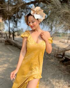 Madalsa Sharma: 'काव्या' ने दिखा ही दिया अपना सबसे ग्लैमरस अवतार, ड्रेस के कंधे को सरकाकर दिया होश उड़ा देने वाले पोज