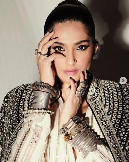 ਸੋਨਮ ਕਪੂਰ ਨੇ ਪਹਿਨੀ ਅਜਿਹੀ ਡਰੈੱਸ ਕਿ ਲੋਕਾਂ ਨੂੰ ਯਾਦ ਆਏ 'ਸ਼ੋਲੇ' ਦੇ ਠਾਕੁਰ