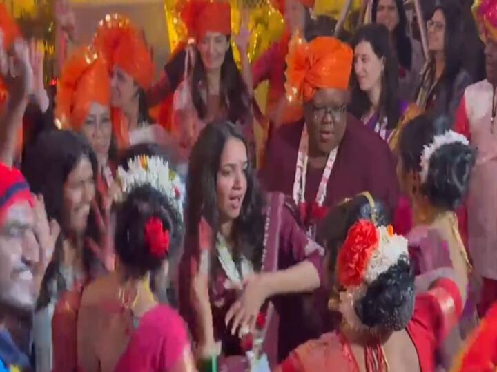 दरम्यान विदेशी पाहुण्यांनी ठेका धरताच उपस्थितीत काही अधिकारी आणि कलाकारांनी देखील डान्स करत त्यांच्या आनंदात सहभाग नोंदवला.