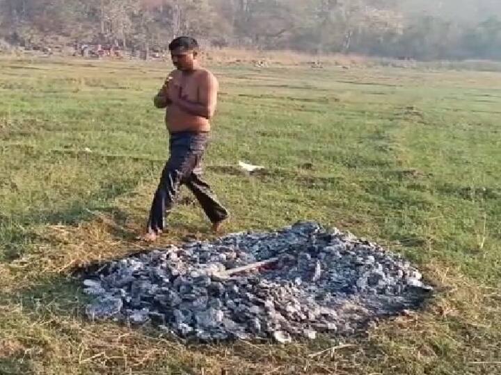 Mulugu News Villagers urge man to Hold Burning Rod in Hands to Test His Virginity Mulugu News: పురుషుడికి శీల పరీక్ష- నిప్పుల్లో కాలుతున్న గడ్డపార తీసినా ఆగని వేధింపులు!