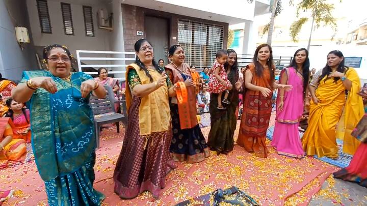 સતત 40 દિવસ સુધી રાજપીપળાના વલ્લભ મંડળ, વિઠ્ઠલ મંડળ અને યમુના મંડળની બહેનો દ્વારા કૃષ્ણ ભક્તિ રૂપી રસિયા ગવાય છે. આ રસિયા મૂળ તો વ્રજ માં ગવાય અને રમાય પરંતુ દરેક વૈષ્ણવ વ્રજ માં જઈ ના શકતા હોવાને કારણે ગામે ગામ વૈષ્ણવ સંપ્રદાય દ્વારા આ હોળી રસિયા રમાય છે, જેમાં એક મહિલા લાકડીથી પ્રહાર કરે તો બીજી મહિલા તેને બચાવવાની કોશિશ કરે છે