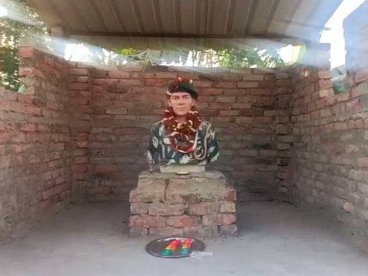 Bihar: गलवान में प्राण न्योछावर करने वाले जय किशोर सिंह के भाई का आरोप- शहीद बेटे का स्मारक बनाने पर पिता को पुलिस ने घसीटा Galwan Martyr Father Assaulted and arrested by police in bihar Bihar: गलवान में प्राण न्योछावर करने वाले जय किशोर सिंह के भाई का आरोप- शहीद बेटे का स्मारक बनाने पर पिता को पुलिस ने घसीटा