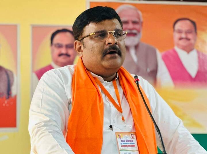 Umesh Pal Murder bjp mp subrat pathak says atique ahmed car can overturn like Vikas Dubey BJP सांसद सुब्रत पाठक बोले- विकास दुबे नहीं बचा तो ये भी नहीं बचेंगे, अतीक अहमद की गाड़ी पलट जाए तो...