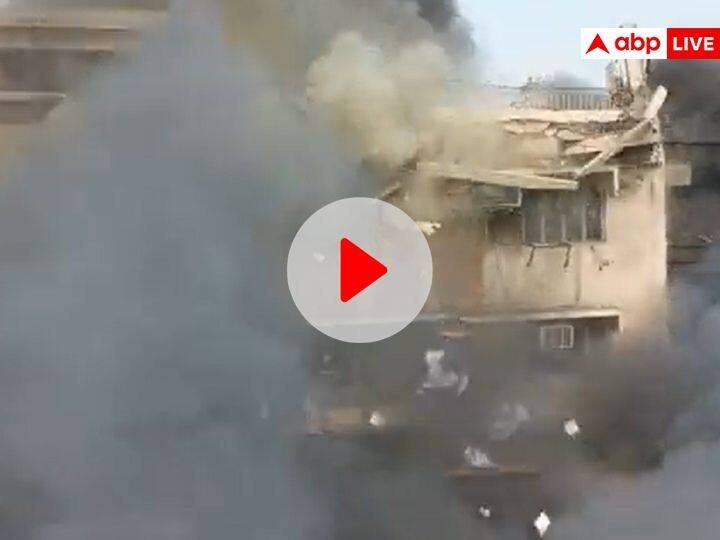 Watch: दिल्ली में आग लगने के बाद चंद सेकेंड में भर-भराकर गिरी पूरी बिल्डिंग, वीडियो वायरल fire near Pul Bangash metro station entire building collapsed in delhi Watch: दिल्ली में आग लगने के बाद चंद सेकेंड में भर-भराकर गिरी पूरी बिल्डिंग, वीडियो वायरल