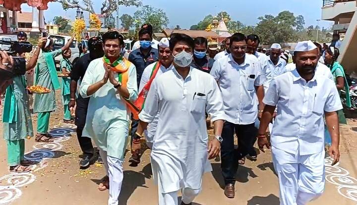 दरम्यान, शिंदे यांनी सरसेनापती प्रतापराव गुर्जर स्मारकाला भेट दिली.