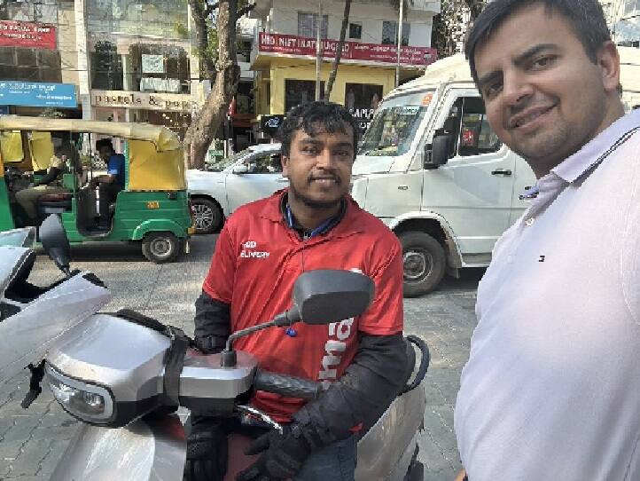 Ola CEO Bhavish Aggarwal share photo of Zomato Delivery boy who owns two ola scooter Ola: दो ओला स्कूटर्स का मालिक है ये डिलीवरी ब्वॉय, खुद कंपनी के मालिक ने तस्वीर शेयर करके दी बधाई