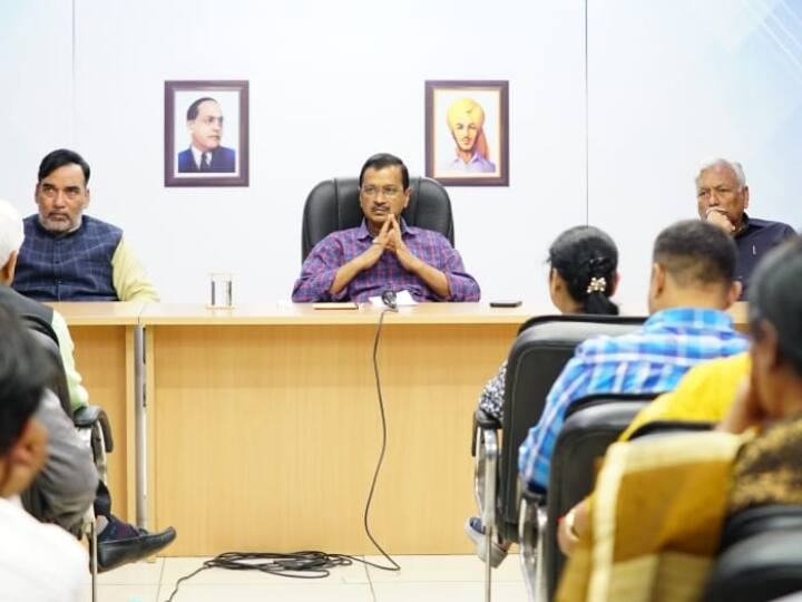 CM Kejriwal Meeting: सिसोदिया और जैन के इस्तीफ के बाद CM केजरीवाल बोले- नए मंत्रियों के साथ 80 की जगह 150 की स्पीड से होगा काम Arvind Kejriwal meeting Atishi and saurabh bhardwaj will be new ministers CM Kejriwal Meeting: सिसोदिया और जैन के इस्तीफ के बाद CM केजरीवाल बोले- नए मंत्रियों के साथ 80 की जगह 150 की स्पीड से होगा काम