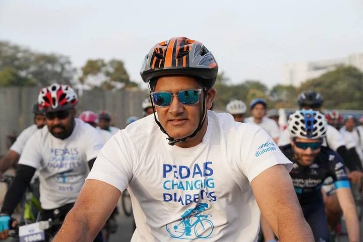 पूर्व भारतीय स्पिनर अनिल कुंबले ने अपने अंतर्राष्ट्रीय करियर में कुल 953 विकेट चटकाए हैं, जो अभी तक भारतीय गेंदबाज़ों में सर्वाधिक है. अनिल कुंबले ने पढ़ाई में मैकेनिकल इंजीनियरिंग की डिग्री हासिल की हुई है. उन्होंने यह डिग्री बैंगलोर राष्ट्रीय विद्यालय कॉलेज ऑफ इंजीनियरिंग से ली थी. (फोटो सोर्स- इंस्टाग्राम)