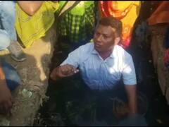 छत्तीसगढ़: नाली में क्यों बैठ गए अकलतरा पार्षद? लोगों ने गंगा जल और दूध से नहला कर किया शुद्ध