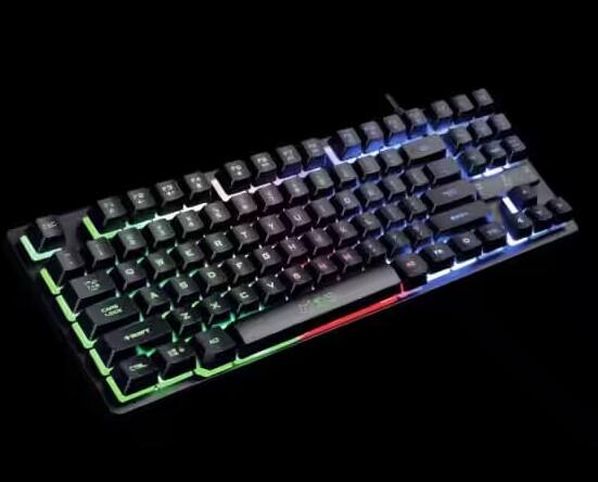 સમય જતાં QWERTY કીબોર્ડ લેઆઉટનો ઉપયોગ મોટાભાગે ટાઈપરાઈટર પર થવા લાગ્યો અને પછી કમ્પ્યુટર કીબોર્ડ માટે પણ અપનાવવામાં આવ્યો. ટાઇપિંગ સ્પીડ ઘટાડવા માટે QWERTY લેઆઉટની પણ ટીકા કરવામાં આવી છે પરંતુ તેમ છતાં આ લેઆઉટ આજ સુધી સૌથી વધુ ઉપયોગમાં લેવાતું કીબોર્ડ લેઆઉટ રહ્યું છે.