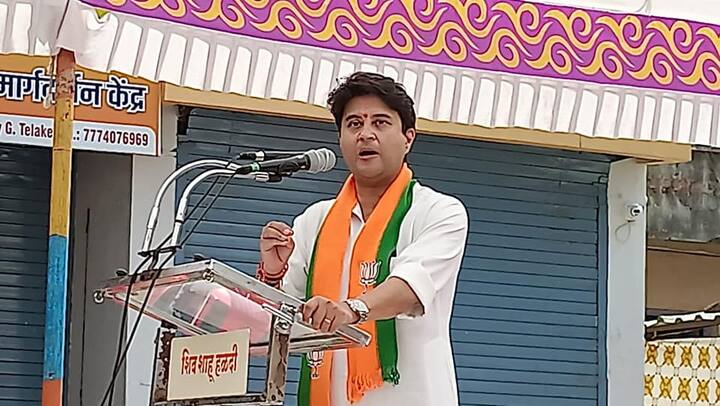 गडहिंग्लजमध्ये ज्योतिरादित्य शिंदे यांच्या प्रमुख उपस्थितीमध्ये 'किसान सन्मान निधी लाभार्थी शेतकरी संवाद मेळावा' पार पडला.