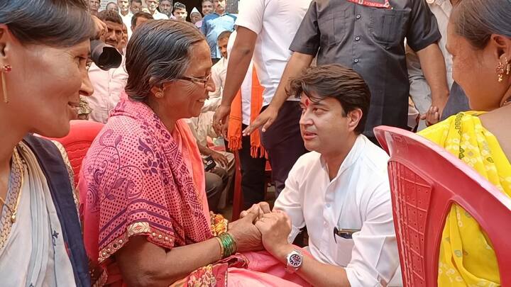 केंद्रीय मंत्री शिंदे यांनी युवकांशी संवाद साधल्यावर त्यांनी शिक्षण घेताना येणाऱ्या अडचणी मांडल्या. वीज, आरोग्य व इंटरनेटच्या सुविधा व्यवस्थित मिळत नसल्याचे सांगितले.