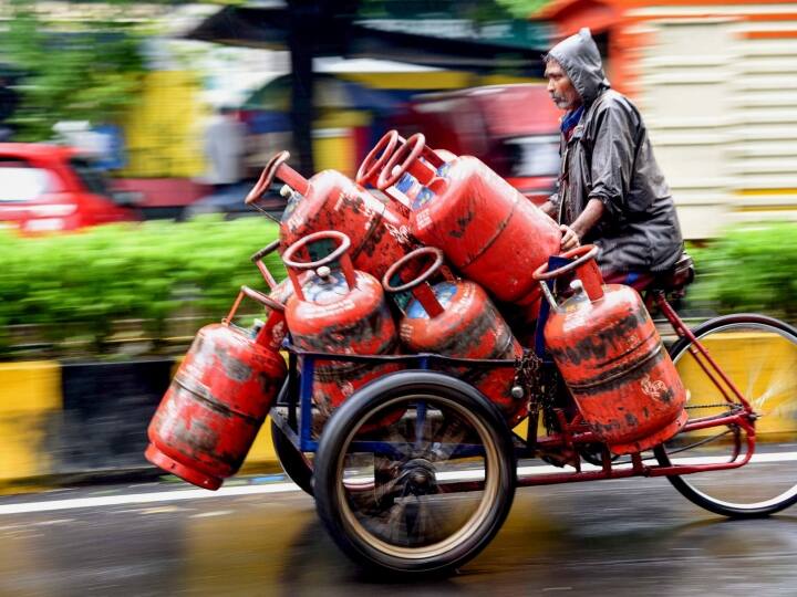 LPG Gas Price: ਦੇਸ਼ ਭਰ 'ਚ ਗੈਸ ਦੀਆਂ ਵਧਦੀਆਂ ਕੀਮਤਾਂ ਨੂੰ ਘੱਟ ਕਰਨ ਲਈ ਸਰਕਾਰ ਨੇ ਵੱਡਾ ਫੈਸਲਾ ਲਿਆ ਹੈ। ਹੁਣ ਸਰਕਾਰੀ ਤੇਲ ਕੰਪਨੀਆਂ ਦੇਸ਼ ਭਰ ਵਿੱਚ ਗੈਸ ਦੀ ਨਵੀਂ ਕੀਮਤ ਪ੍ਰਣਾਲੀ ਲਾਗੂ ਕਰਨ ਜਾ ਰਹੀਆਂ ਹਨ...