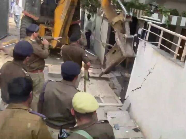 Umesh Pal Murder Case Bulldozer demolish properties of accused gangster Atique Ahmed and Zafar Ahmed Umesh Pal Murder: 'मिट्टी में मिलाने' का काम शुरू, अतीक अहमद के करीबी जफर अहमद के मकान पर बुलडोजर कार्रवाई जारी