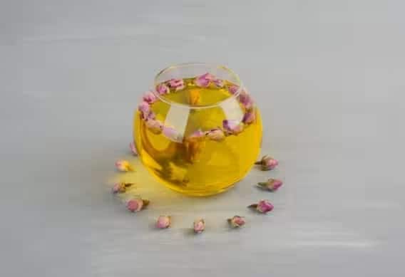 હળદરમાં ઘણા પોષક તત્વો હોય છે. તેમાં સોડિયમ, પોટેશિયમ, વિટામિન સી, આયર્ન સંતૃપ્ત ચરબી જોવા મળે છે, આ સિવાય હળદરમાં જોવા મળતા એન્ટિસેપ્ટિક અને એન્ટિ-બેક્ટેરિયલ ગુણ ચહેરા માટે ખૂબ જ ફાયદાકારક છે.