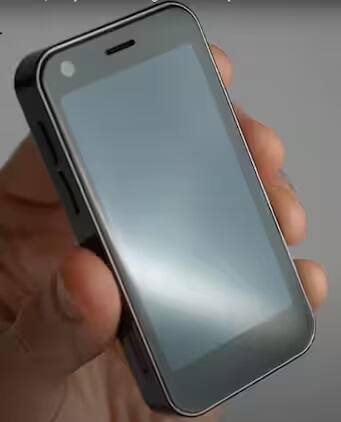 Mony Mint: ચાઇનીઝ કંપની મોનીએ થોડાક વર્ષો પહેલા એક મેટ્રૉ કાર્ડ જેટલો ફોન લૉન્ચ કર્યો હતો, જેનુ નામ મોની મિન્ટ હતુ. આમાં ગ્રાહકોને 3 ઇંચની સ્ક્રીન મળે છે, અને આ 3GB રેમ અને 64GB ઇન્ટરનલ સ્ટૉરેજની સાથે આવે છે. ખાસ વાત છે કે, આ ફોનમાં તમને 5 મેગાપિક્સલનો રિયર કેમેરો અને 2 મેગાપિક્સલનો ફ્રન્ટ કેમેરો મળે છે. (તસવીર -YouTube)