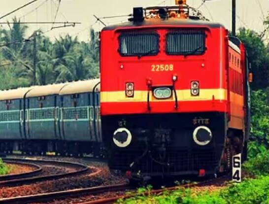 ਗਰਮੀਆਂ ਦੀ ਸ਼ੁਰੂਆਤ ਦੇ ਨਾਲ, ਭਾਰਤੀ ਰੇਲਵੇ ਨੇ ਆਪਣੀਆਂ ਟਰੇਨਾਂ ਦੇ ਟਾਈਮ ਟੇਬਲ ਵਿੱਚ ਵੱਡੇ ਬਦਲਾਅ ਕਰਨ ਦਾ ਫੈਸਲਾ ਕੀਤਾ ਹੈ। ਅੱਜ ਤੋਂ 5,000 ਮਾਲ ਗੱਡੀਆਂ ਅਤੇ ਹਜ਼ਾਰਾਂ ਪੈਸੇਂਜਰ ਟਰੇਨਾਂ ਦਾ ਸਮਾਂ ਸਾਰਣੀ ਬਦਲਣ ਜਾ ਰਿਹਾ ਹੈ।