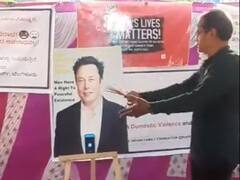 हाथ में अगरबत्ती, सामने एलन मस्क की तस्वीर, वीडियो देख लोग बोले- आप तो भगवान बन गए