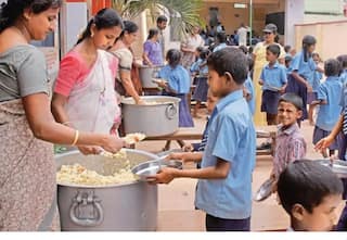 Mid Day Meal: રાજ્યમાં વિદ્યાર્થીને મધ્યાહન ભોજન પીરસવા મહિને ખર્ચવામાં આવે છે માત્ર આટલા રૂપિયા ? વિધાનસભામાં સરકારની કબૂલાત