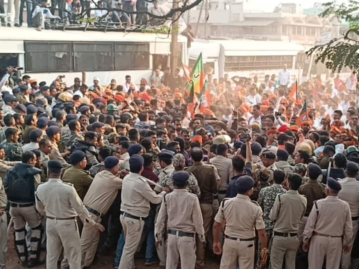 Assembly Election 2023 BJP Workers protest at CM Bhupesh Baghel Residence Police Stop Chhattisgarh ann Chhattisgarh Politics: सड़कों पर उतरे सैकड़ों BJP कार्यकर्ता, सीएम आवास के घेराव की कोशिश में पुलिस से झड़प, जानें वजह