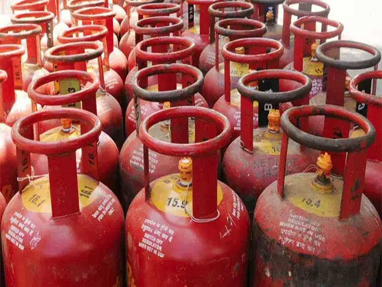 Household cooking gas cylinder price Rs. 50 has been raised Gas Cylindrer Rate : புதிய மாதம் விடிந்ததும் உயர்ந்த கேஸ் சிலிண்டர் விலை... அதுக்கு இவ்வளவு ரேட்டா..?