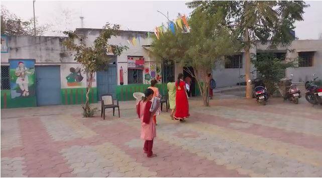 दुपारी कोणताही वर्ग भरवू नये असंही शिक्षण विभागातर्फे सांगण्यात आलं आहे.