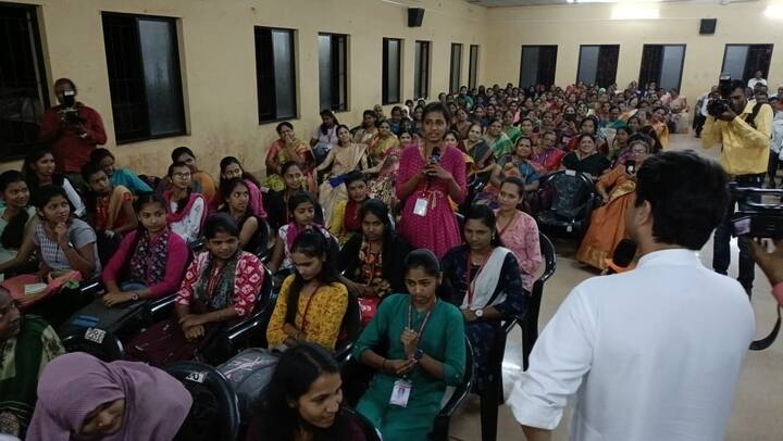 करवीर तालुक्यातील कांडगावात ज्योतिरादित्य शिंदे यांनी केंद्र सरकारमार्फत राबवण्यात येणार्‍या उज्ज्वला गॅस योजनेच्या लाभार्थ्यांशी संवाद साधला.