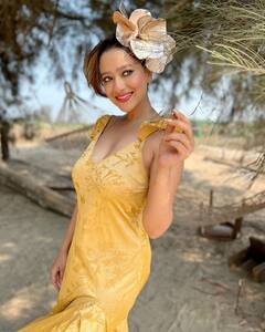 Madalsa Sharma: 'काव्या' ने दिखा ही दिया अपना सबसे ग्लैमरस अवतार, ड्रेस के कंधे को सरकाकर दिया होश उड़ा देने वाले पोज