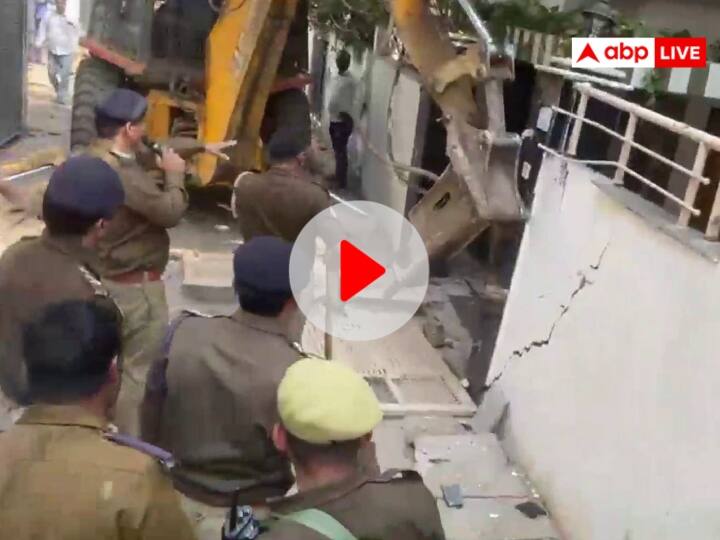 Watch: सीएम योगी ने जो कहा वो किया, माफिया को 'मिट्टी में मिलाया', अतीक अहमद के करीबी का मकान ध्वस्त Atiq Ahmeds Aide Khalid Jafar House in Prayagraj Demolished Watch Video Watch: सीएम योगी ने जो कहा वो किया, माफिया को 'मिट्टी में मिलाया', अतीक अहमद के करीबी का मकान ध्वस्त