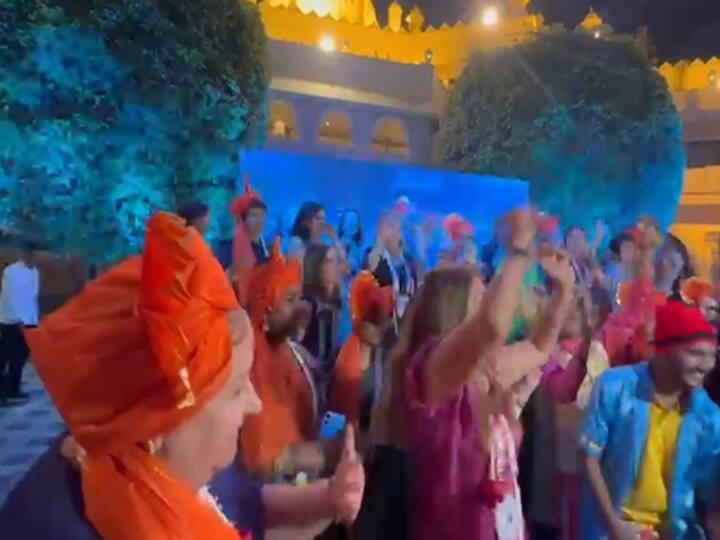 यावेळी अनेक विदेशी महिला पाहुण्यांना झिंग झिंग झिंगाट गाण्यावर नाचण्याचा मोह आवरता आला नाही आणि त्यांनी ठेका धरला.