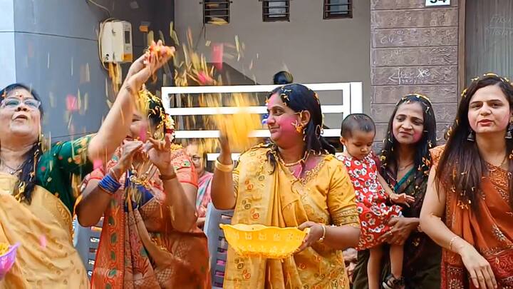 Holi 2023: વૃંદાવનમાં પરંપરાગત હોળીનો ઉત્સવ હોળીના 40 દિવસ પહેલાથી ઉજવાય છે, તે જ પ્રથાથી નર્મદા જીલ્લાના રાજપીપળા શહેર માં આજે પણ વૈષ્ણવસમાજ દ્વારા અનોખી હોળી રમવામાં આવે છે.