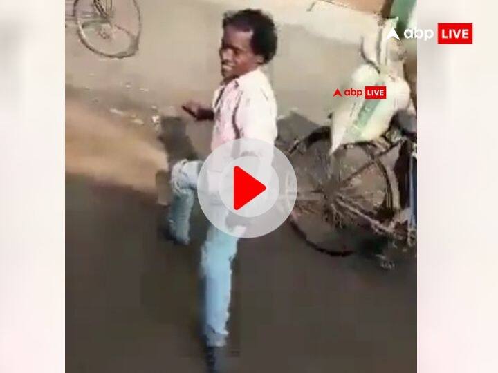Watch Viral Video Drunk Man Dance News of Michael Jackson Chhattisgarh Janjgir Champa Drunk Man Dance Watch: आने लगे होली के शुरुआती रुझान, दो पैग अंदर जाते ही शख्स बना माइकल जैक्शन! वीडियो वायरल
