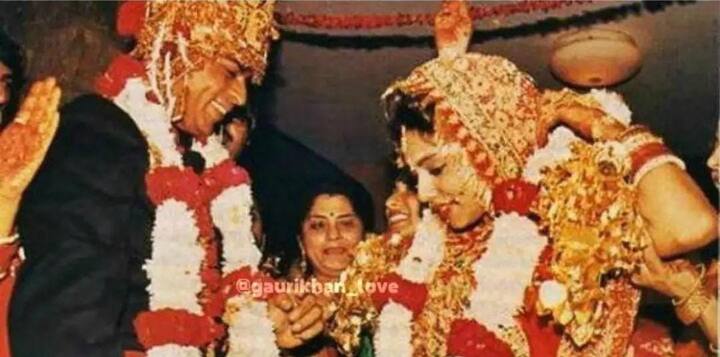 ਇਹ 1984 ਦੀ ਗੱਲ ਹੈ ਜਦੋਂ 19 ਸਾਲ ਦੇ ਸ਼ਾਹਰੁਖ ਨੇ ਦਿੱਲੀ ਦੇ ਪੰਚਸ਼ੀਲ ਕਲੱਬ 'ਚ ਚੱਲ ਰਹੀ ਪਾਰਟੀ 'ਚ 14 ਸਾਲ ਦੀ ਗੌਰੀ ਨੂੰ ਦੇਖਿਆ। ਸ਼ਾਹਰੁਖ ਉਸ ਨੂੰ ਦੇਖਦੇ ਹੀ ਰਹਿ ਗਏ। ਉਸ ਪਾਰਟੀ 'ਚ ਸ਼ਾਹਰੁਖ ਖਾਨ ਨੇ ਗੌਰੀ ਨੂੰ ਕਿਸੇ ਹੋਰ ਲੜਕੇ ਨਾਲ ਡਾਂਸ ਕਰਦੇ ਦੇਖਿਆ ਅਤੇ ਗੌਰੀ ਨਾਲ ਪਿਆਰ ਹੋ ਗਿਆ। ਪਰ ਉਸ ਦਿਨ ਸ਼ਰਮੀਲੇ ਸ਼ਾਹਰੁਖ ਗੌਰੀ ਨਾਲ ਗੱਲ ਕਰਨ ਦੀ ਹਿੰਮਤ ਨਹੀਂ ਜੁਟਾ ਸਕੇ।