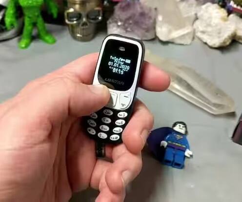 Skyshop LBSTAR BM10: Skyshop LBSTAR BM10 દુનિયાનો સૌથી નાનો ફિચર ફોન છે, જેમાં તમને 2G નેટવર્ક અને બ્લૂટૂથનો સપોર્ટ મળે છે. ફોનની ડિસ્પ્લે સાઇઝ 0.6 ઇંચની છે, આને તમે અમેઝૉન પરથી 1,699 રૂપિયામાં ખરીદી શકો છો. ફોનમાં તમને 32mb નું સ્ટૉરેજ પણ મળે છે. (તસવીર- અમેઝૉન)