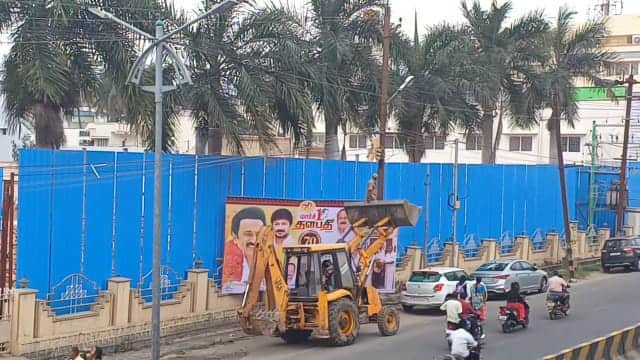 முதல்வரின் அறிக்கையை பின்பற்றாத திமுகவினர் - தருமபுரியில் இடையூறாக இருந்த விளம்பர பதாகை