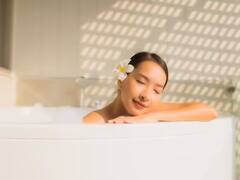 गर्मियों में तरोताजा महसूस करना चाहते हैं तो नहाने के पानी में मिला लें 1 ग्लास दूध