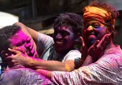 Happy Holi 2023: साल 2022 में मुंबई में कुछ यूं मनाया गया होली का त्यौहार, तस्वीरें मोह लेंगी आपका मन