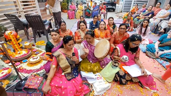 વૈષ્ણવ સંપ્રદાયમાં રસિયા ગાઈ હોળી મનાવવાનું અનોખું મહત્વ છે. જેમાં સંપ્રદાયની તમામ મહિલાઓ એકત્ર થઇ કૃષ્ણ મગ્ન થઇ રસિયા ગાય છે. અને કૃષ્ણભક્તિમાં લીન થઈ હોળી ગીતો ગાય છે.