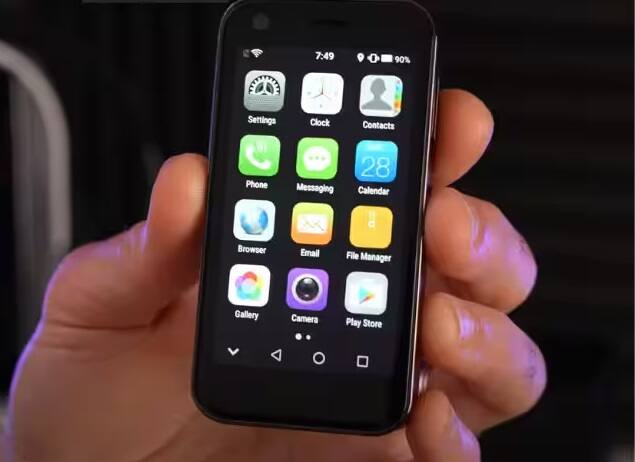 World Smallest Phones: આજે અમે તમને દુનિયાના કેટલાક એવા સ્માર્ટફોન વિશે વાત કરી રહ્યાં છીએ, જેની સાઇઝ માચિસના ડબ્બાથી પણ નાની છે, એટલે કે આમને સૌથી નાના ફોન તરીકે ઓળખવામાં આવે છે, આ ફોન દુનિયાના સૌથી નાના ફોન છે.