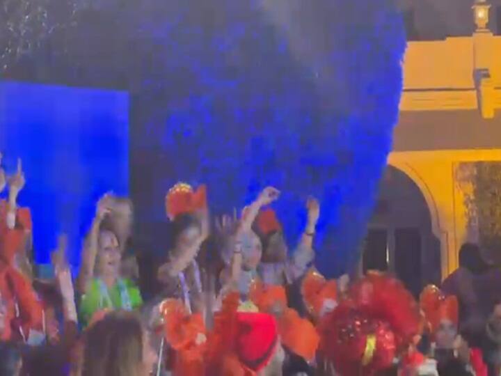 शहरातील हॉटेल ताजच्या हिरवळीवर रात्रीचे भोजन व संगीत कार्यक्रमाचे आयोजन करण्यात आले होते.