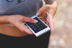 Smallest Phones: આ છે દુનિયાના સૌથી નાના ફોન્સ, સાઇઝ માચિસના ડબ્બાથી પણ નાની.....