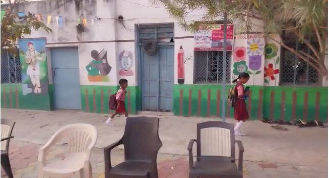 बारा वाजता सर्व शाळा सोडण्याचे आदेश शिक्षण अधिकाऱ्यांनी काढले आहेत. 