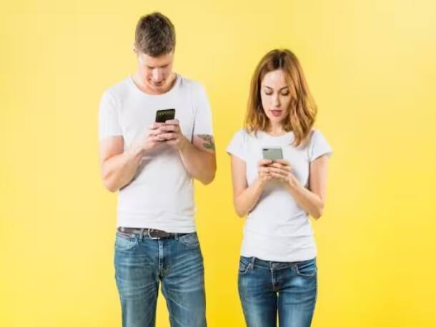 is-distance-between-couples-increase-due-to-smartphones Relationship Advice: ਕੀ ਤੁਹਾਡੇ ਰਿਲੇਸ਼ਨਸ਼ਿਪ ਚ ਵੀ ਖ਼ਤਮ ਹੋ ਰਿਹਾ ਰੋਮਾਂਸ, ਕਿਤੇ ਇਸ ਕਾਰਨ ਤਾਂ ਨਹੀਂ ਰਿਸ਼ਤਾ ਹੋ ਰਿਹਾ ਖਰਾਬ?