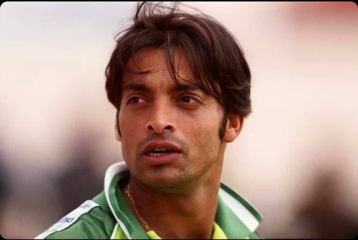 सहवाग ने बताया, “हम लोग पाकिस्तान के खिलाफ खेल रहे थे और शोएब अख्तर गेंदबाज़ी कर रहा था. वो मुझे देखकर इतना बोर हो चुका था. मैं उस वक़्त करीब 200 पर खेल रहा था. वो मुझे देखकर थक चुका था और उसने सोचा कि मैं शायद इसे गालियां दूं और ये आउट हो जाएगा.” (फोटो सोर्स- इंस्टाग्राम)